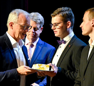 Bild des Jahrgangsbesten bei der Urkundenübergabe durch den Präsidenten des Landesamtes für Steuern