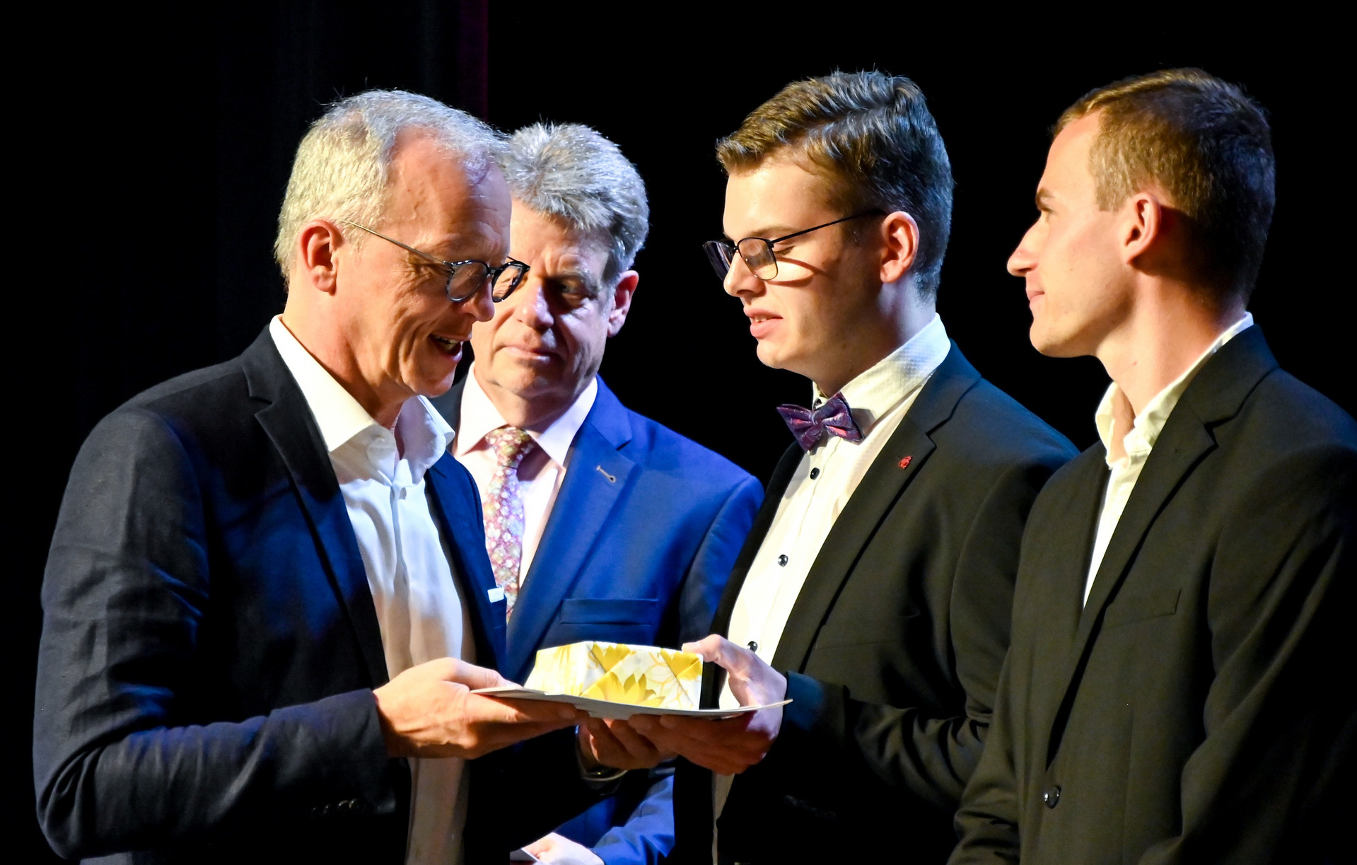 Bild des Jahrgangsbesten bei der Urkundenübergabe durch den Präsidenten des Landesamtes für Steuern
